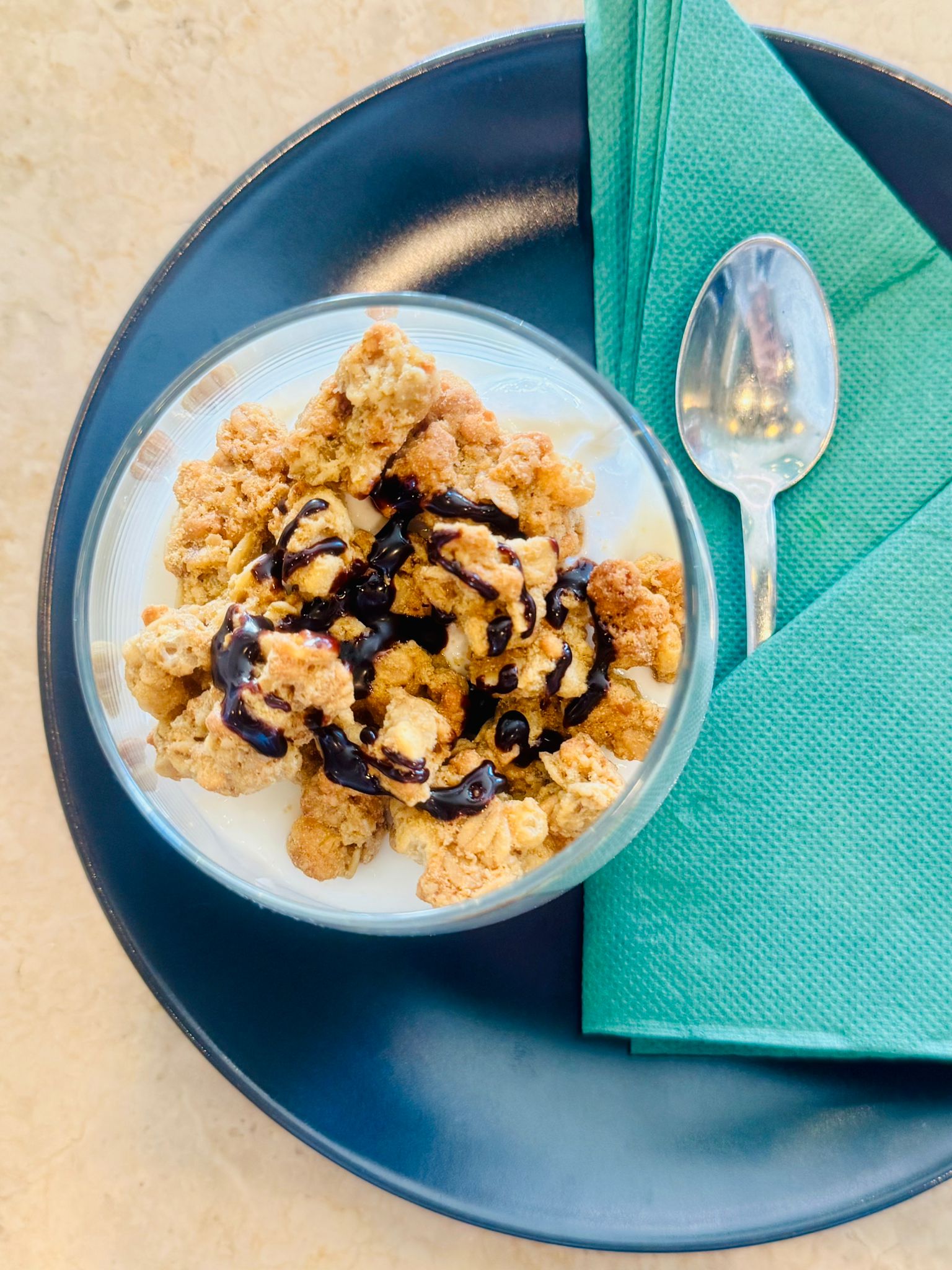 Yogurt con granola fresca
